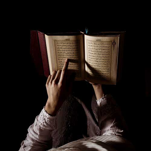 silhouette-woman-reading-quran silhouette-woman-reading-quran